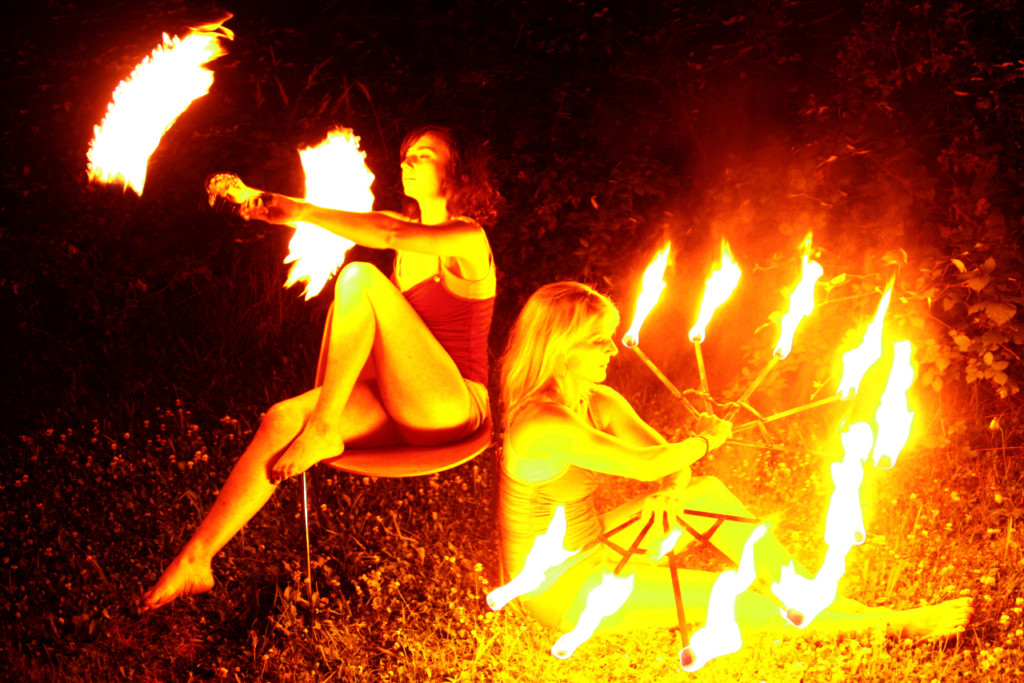 danza del fuoco e acrobazie alla festa del fuoco
