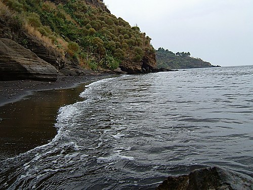 spiaggia nera di Gelso isola vulcano