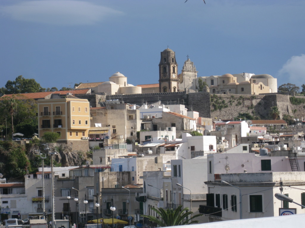 il centro e il castello di lipari